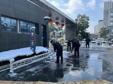 雪落知寒意，，，，，，，行动暖人心