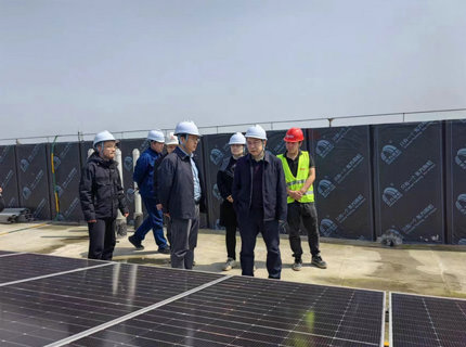 徐磊调研查抄公司首个屋顶散布式光伏项目建设情况