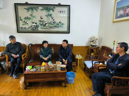 徐磊探望慰问公司退休老辅导老同道