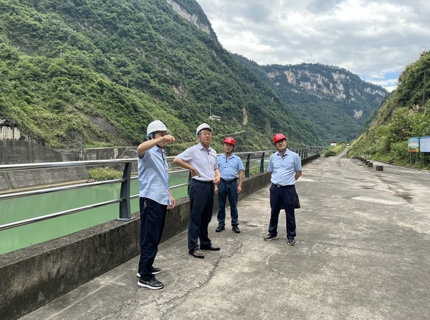公司辅导在江垭电站带班查抄防汛工作
