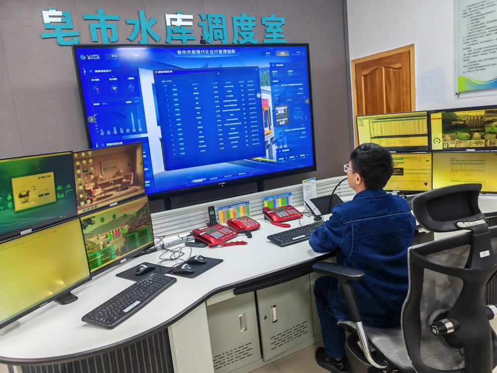 皂市电站水工人员使用数字孪生平台监测雨水情